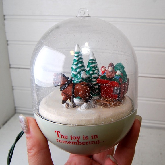 1990 Hallmark Light & Motion ornament Magic Keepsake Horse drawn carriage snow - Picture 3 of 7